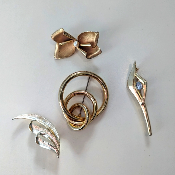Lot of Four Vintage Gold Toned Brooches - One is signed Gerry's - Picture 1 of 8